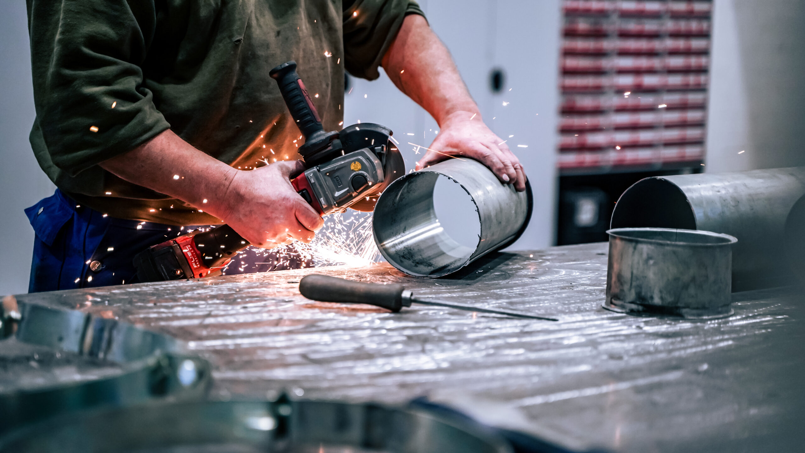 Unsere wichtigste Ressource, die wir ganz besonders schätzen: DICH und deine kompetenten und motivierten Teamkollegen. Melde dich bei uns. - Mitarbeiter im Vertrieb/Verwaltung Export (m/w/d) - Produktionsmitarbeiter Abt. Zuschnitt (m/w/d)